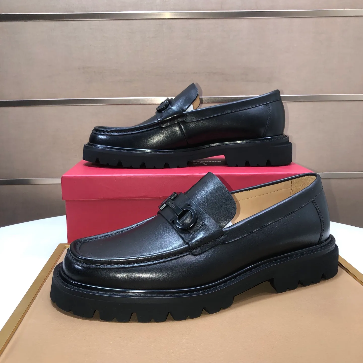 Men's shoes 💰680💰[Ferragamo/Ferragamo] The latest model in the counter. Original imported high-quality cowhide with open sides + imported 🐂 water-dyed cowhide lining + original luxury metal buckle + original combined outsole. No pressure for comparison. 39–45 (45 is custom-made and cannot be returned or exchanged)
